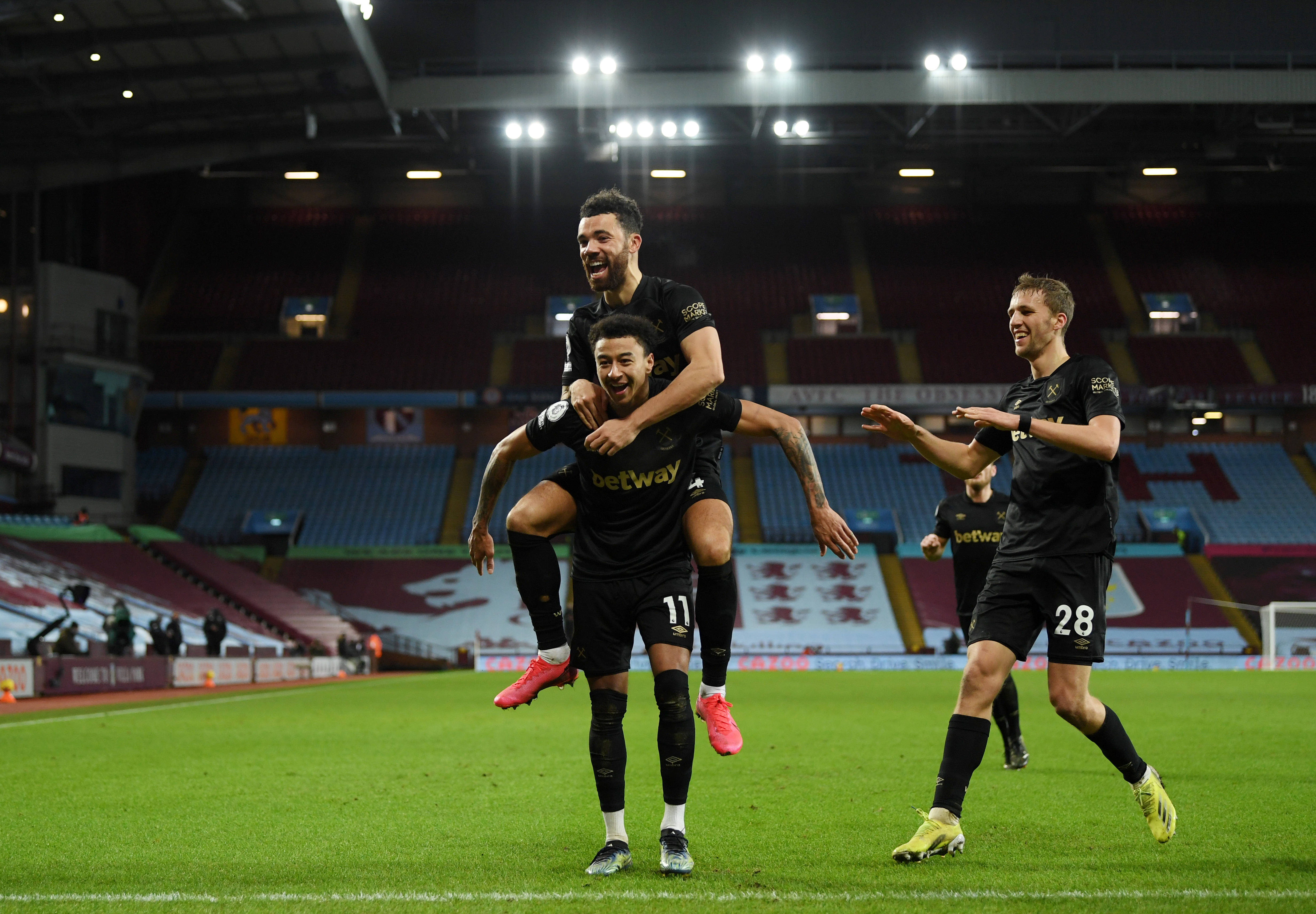 卡里克曼联首训两主力回归战曼城，巨头场边监督