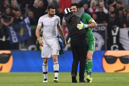 亲密互动，广东19岁王洪泽恋情曝光，女友可爱，体育生，杜锋祝福